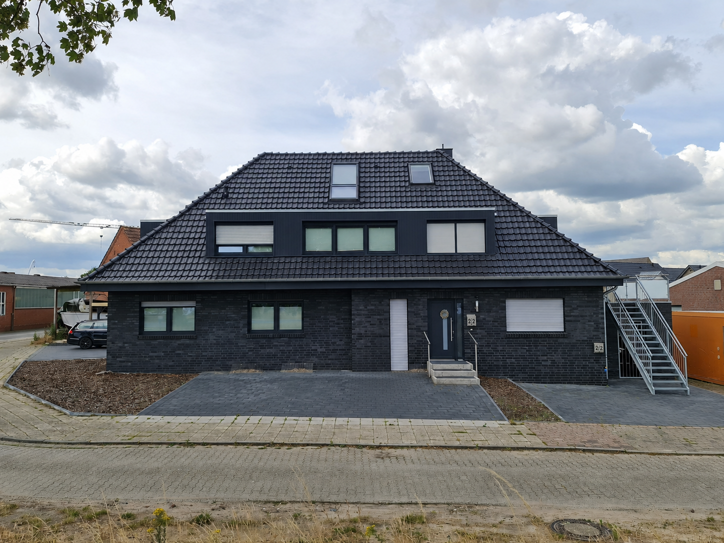 Saniertes, dunkel verklinkertes 4-Parteien-Haus