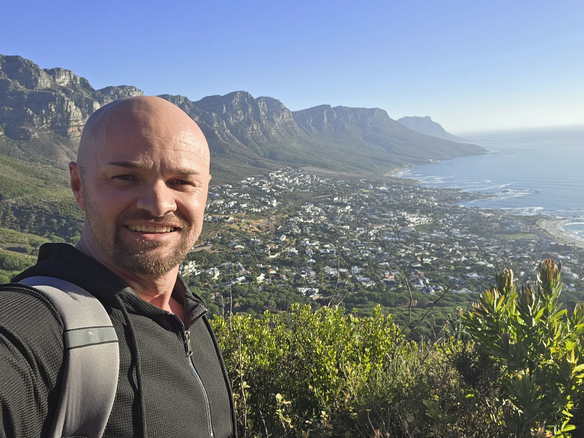 Eduard über Camps Bay mit Blick auf die Twelve Apostles