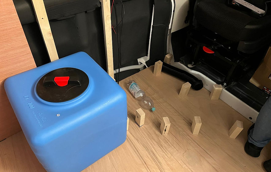 Wassertank und Bodenaufbau