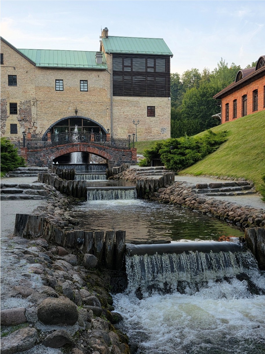 Ein Steingebäude mit kleinen Wasserfällen, die durch einen steinernen Kanal fließen.