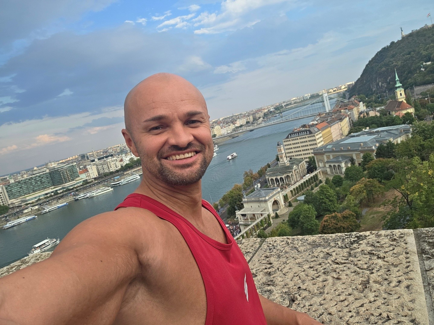Eduard macht ein Selfie mit der Stadt und dem Fluss im Hintergrund.