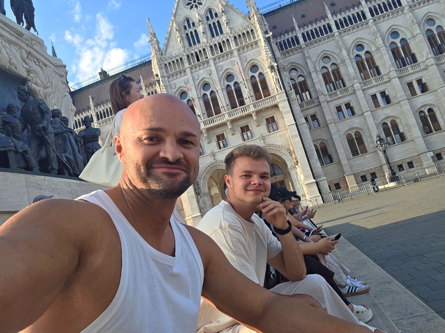 Zwei Männer machen ein Selfie vor dem ungarischen Parlamentsgebäude in Budapest.
