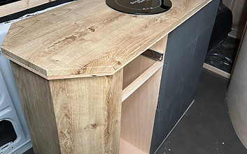 Fertig gebautes Möbelstück aus Holz