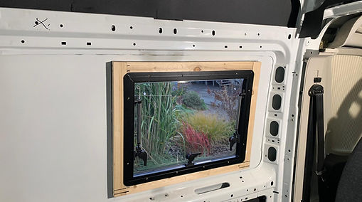 Eingebautes Fenster mit Holzrahmen