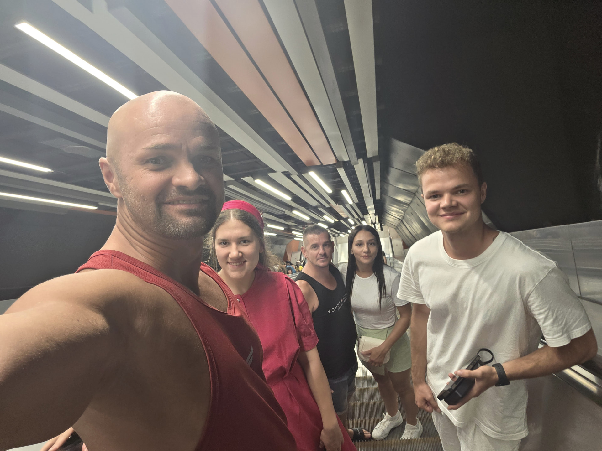 Gruppenselfie auf einer Rolltreppe in der Budapester U-Bahn.