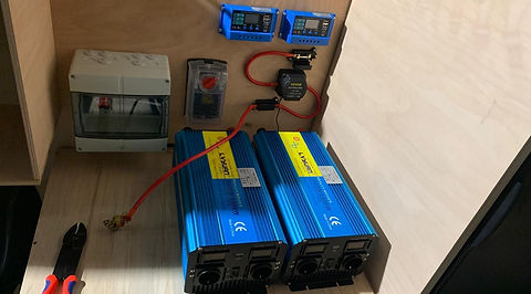 Elektrik mit Wechselrichter und Ladereglern